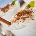 Riz au lait végétarien dans une tasse Riz au lait végétarien dans une tasse