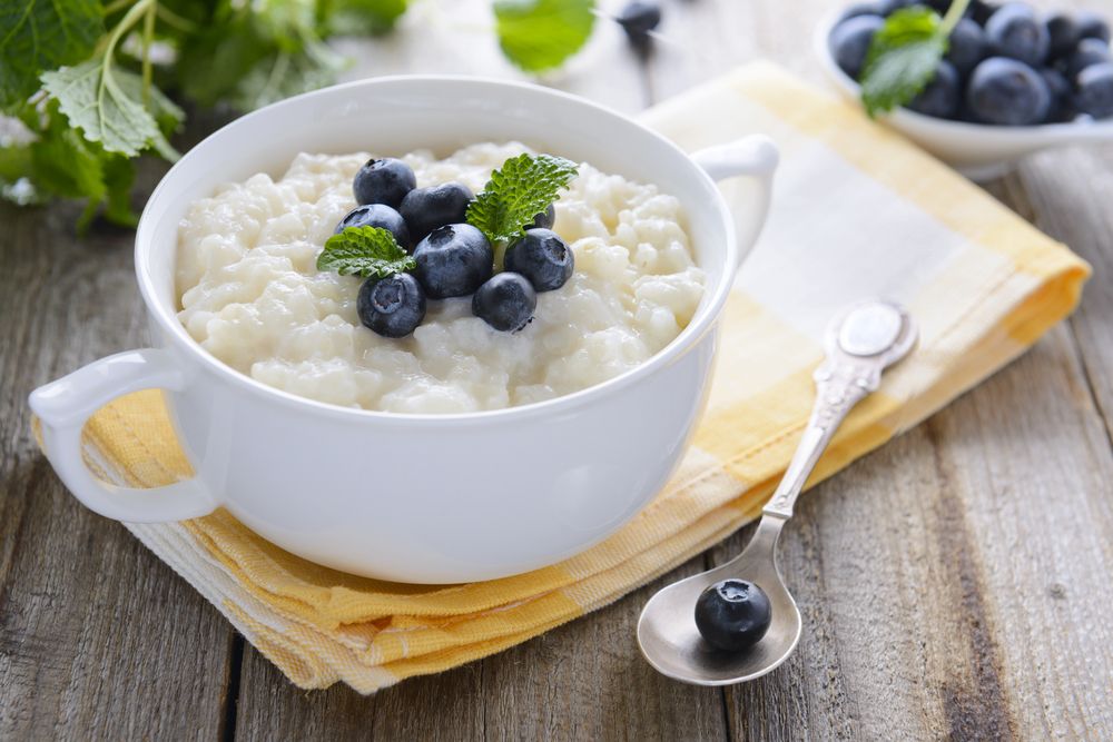 Riz au lait végétarien dans une tasse 5 Riz au lait aux myrtilles