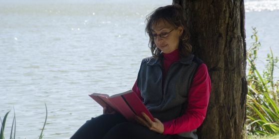 Sara Borgstede reading Bible